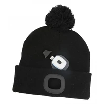 Kötött sapka pomponnal LED világítással FEKETE