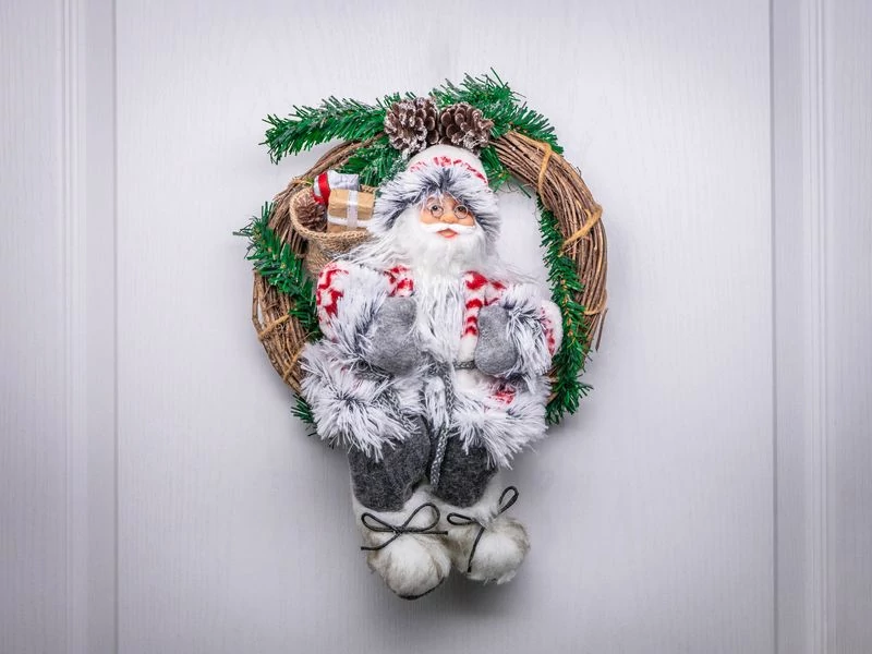 Dekoráció MagicHome Karácsony, Mikulás ülve a koszorúban, koszorú, 30 cm